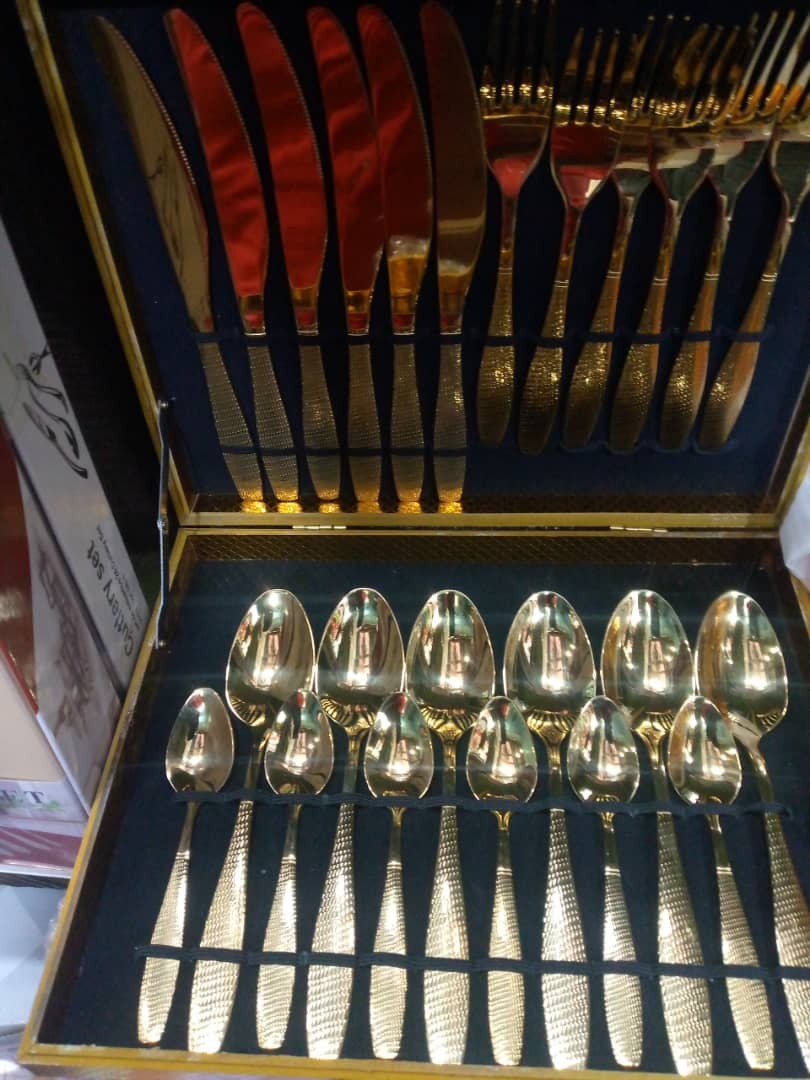 gold cutlery set